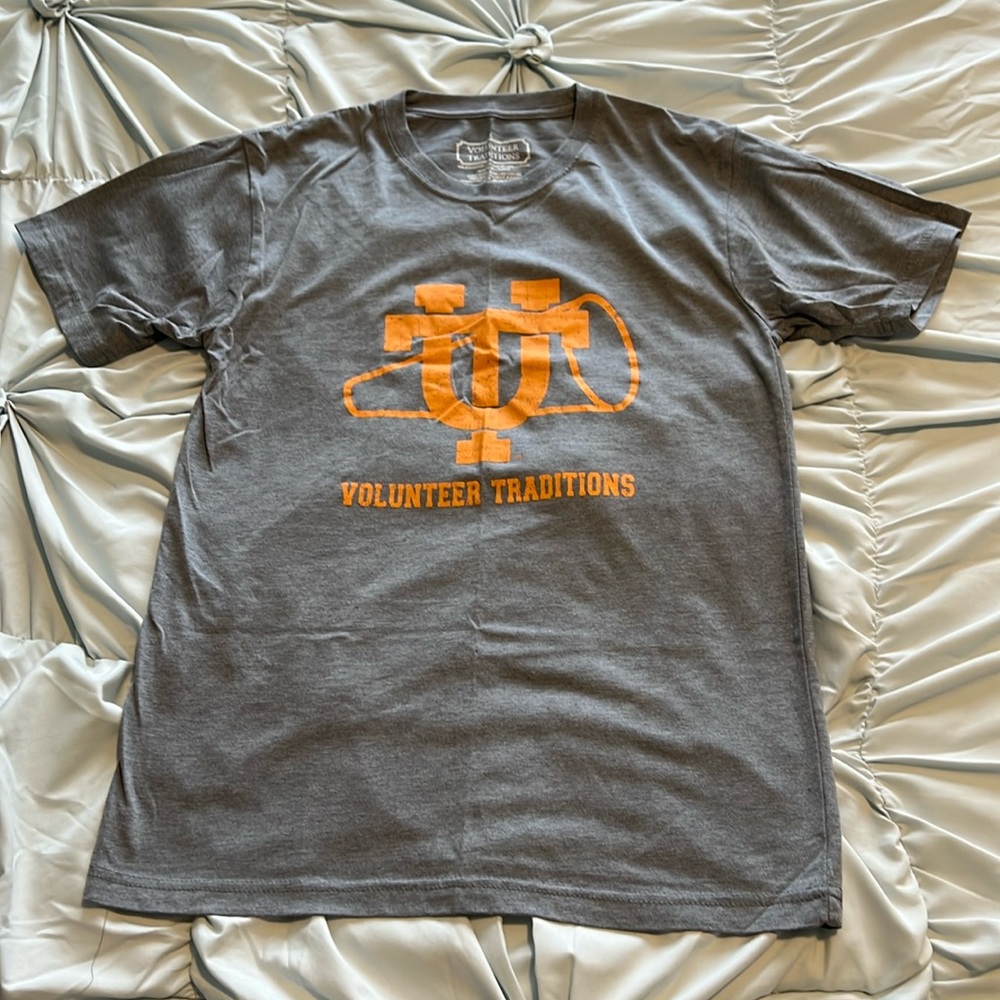 Volunteer Traditions T-shirt NWOT
